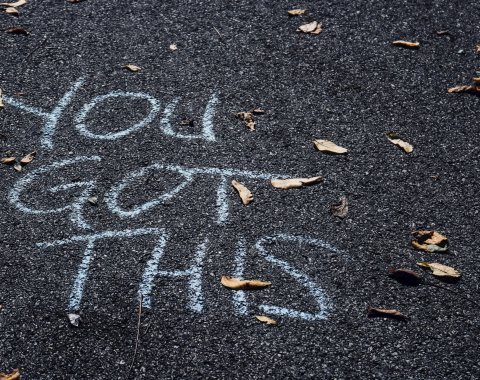 "yes you can" drawn in chalk on a pavement
